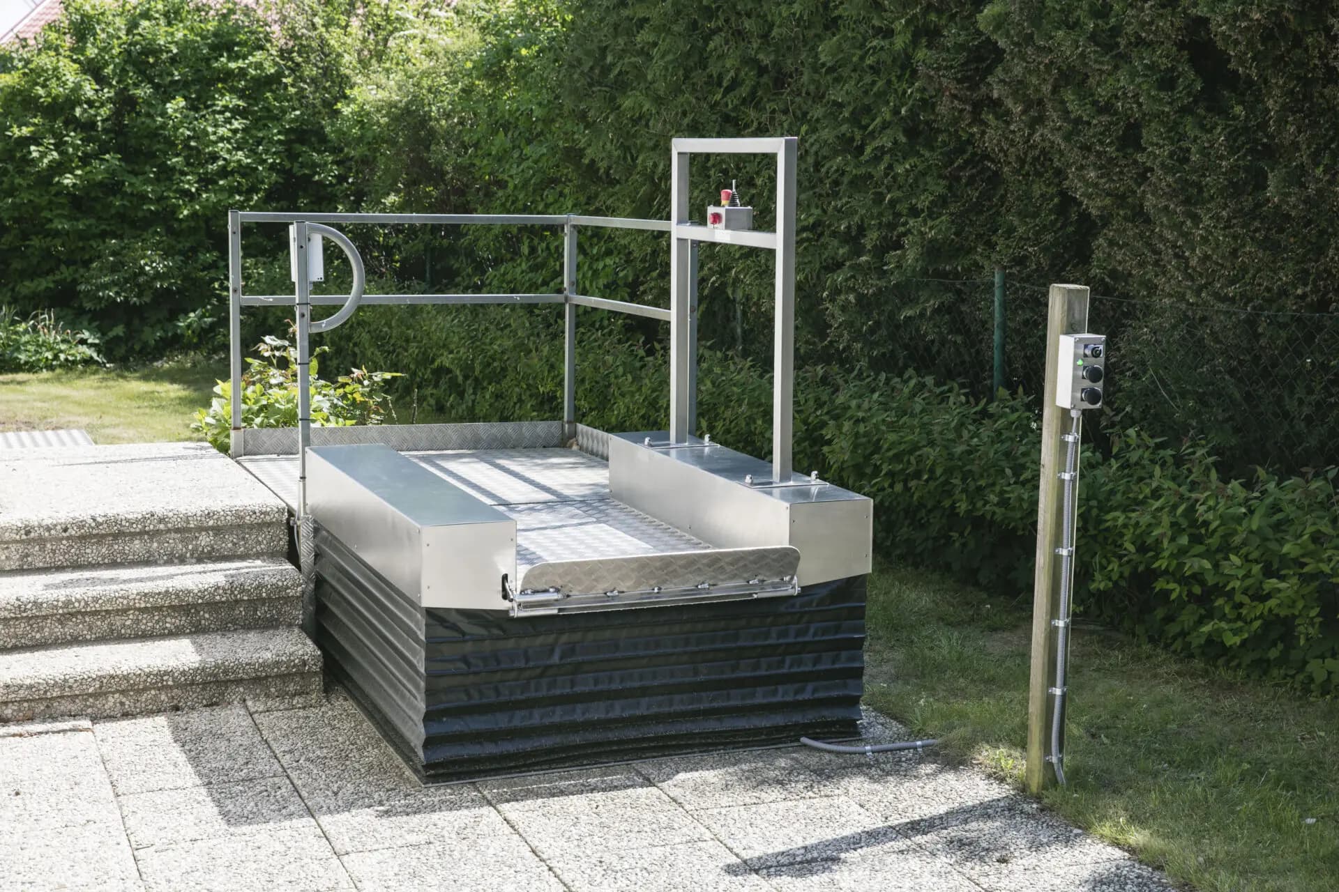Low Up wheelchair access lift