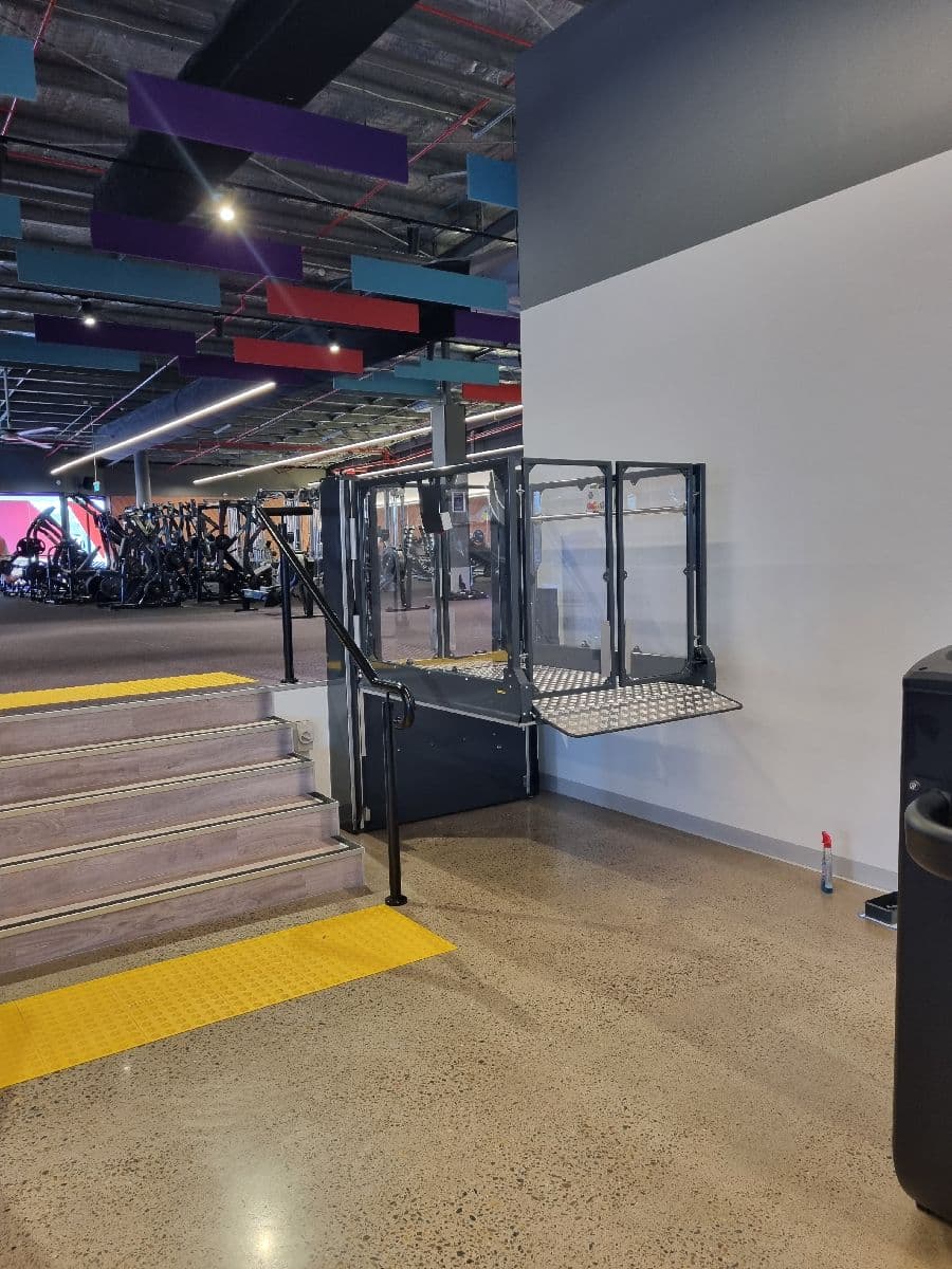 Discovery commercial platform lift