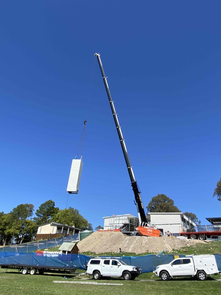 Aussie lifts 
crane in
commercial project